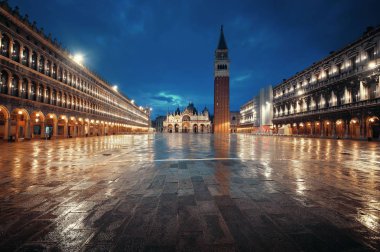 Venedik, İtalya 'daki Piazza San Marco' da geceleri çan kulesi ve tarihi binalar..