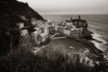 Vernazza Körfezi 'nde Cinque Terre, İtalya' da kayalıklar üzerinde binalar var..