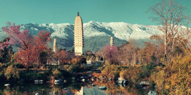 Dali 'nin eski bir kasabasında Cangshan Dağı, Yunnan, Çin' de karla kaplı antik bir tapınak..