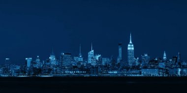 New York şehir merkezi gökdelenleri Hudson Nehri üzerinde geceleri New Jersey 'den izlenen gökdelenler