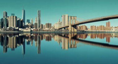 Manhattan finans bölgesine gökdelenler ve Brooklyn Köprüsü'nün yansımaları ile.