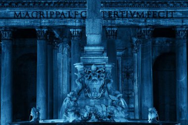 Gece çeşmeli pantheon. İtalya 'nın Roma kentindeki en iyi korunmuş antik Roma binalarından biridir..