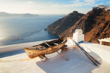 Yunanistan 'ın Santorini kentinde eski bir emekli teknesiyle boş zaman ayarları.