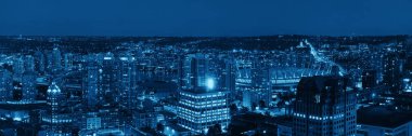 Vancouver çatısı manzaralı şehir mimarisi akşam karanlığında.