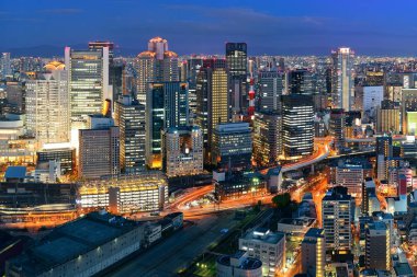 Osaka şehir merkezi, gece çatısı manzaralı. Japonya.