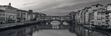 Ponte Vecchio Arno Nehri Panoraması Floransa, İtalya siyah beyaz üzerinde.