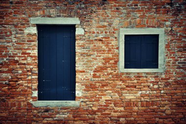 İtalya 'nın Venedik kentindeki tarihi binaların pencerelerine yakın çekim.