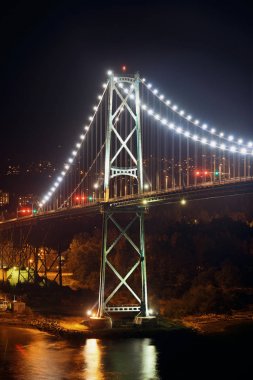 Vancouver Lions Gate Köprüsü gece görünümü