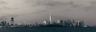 New York'un şehir manzarası panorama Bw olarak alacakaranlıkta