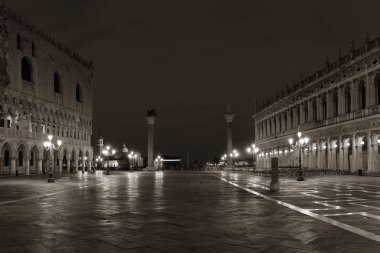 Piazza San Marco Venedik, İtalya, geceleri tarihi binalar.