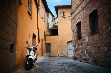 Siena, İtalya 'da eski binalarla sokak manzarası.