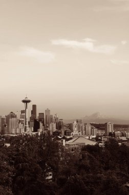 Gün batımında Seattle City gökdeleninde Kerry Park 'tan şehir içi ofis binaları görülüyor..