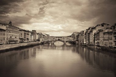Ponte Vecchio Floransa, İtalya siyah beyaz Arno Nehri üzerinde.