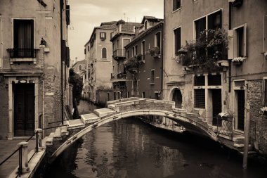 Venice Kanalı 'ndaki köprü. İtalya.