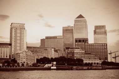 Londra 'daki Canary Wharf iş bölgesi siyah ve beyaz. 