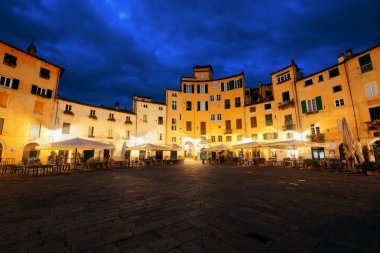 Via dell Anfiteatro Lucca, İtalya gece görünümü