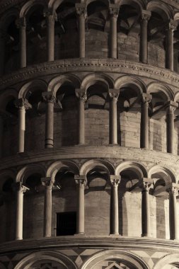 İtalya 'nın Pisa şehrinde geceleri yakın çekim kulesi dünya çapında bilinen bir simgedir..