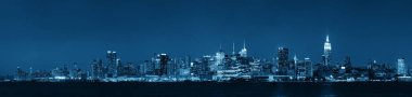 Manhattan şehir merkezindeki gökyüzü Hudson Nehri üzerindeki alacakaranlık panoramasında siyah beyaz