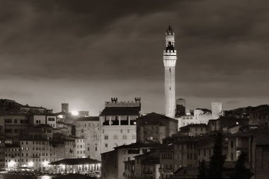 Ortaçağ şehri Siena manzarası görünümüyle çan kulesi ve İtalya tarihi binaları geceleri
