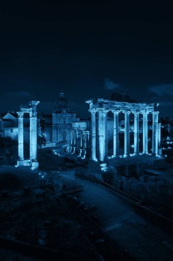 Roma Forumu 'nda gece vakti antik mimarinin kalıntıları vardı. İtalya.