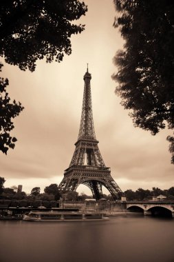 Paris, Fransa 'daki Seine Nehri' nde köprüsü olan Eyfel Kulesi.