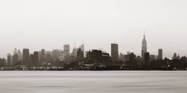 New York City gökdelenleri Gün doğumunda şehir manzarası silueti.