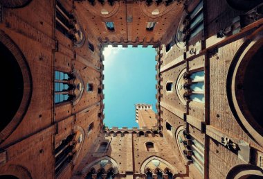 Siena İtalya 'da belediye çan kulesi verandadan izlendi.