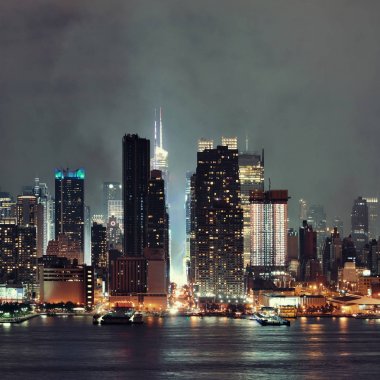 Manhattan şehir merkezi gökdelenleri ve New York City gökyüzü geceleri sisli.