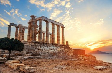 Atina, Yunanistan yakınlarındaki Poseidon Tapınağında gün batımı.