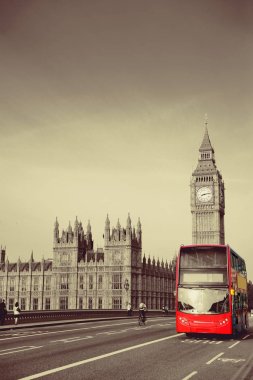 Westminster Köprüsü 'nde Big Ben ile Londra' da çift katlı kırmızı otobüs..