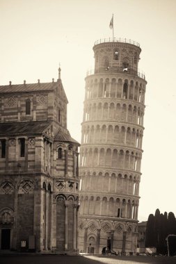 İtalya, Pisa 'daki eğik kule dünya çapında bilinen bir simgedir..