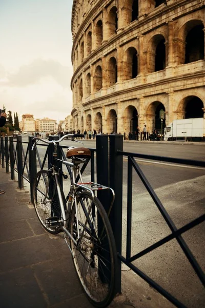 Straßenansicht Mit Fahrrad Und Kolosseum Rom Italien — Stockfoto