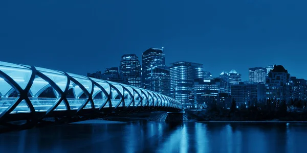 加拿大艾伯塔省卡尔加里市的城市景观 晚上有和平桥和市中心摩天大楼 — 图库照片