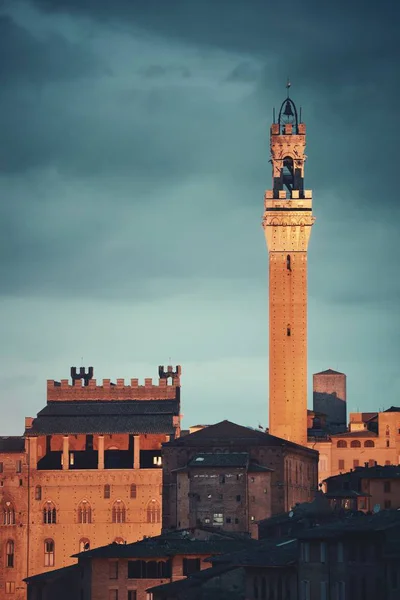 中世纪古城锡耶纳天际线景观与钟楼和历史建筑的意大利在晚上 — 图库照片
