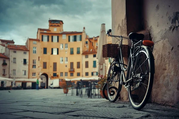 Dell 반대편 Lucca 이탈리아에서 자전거와 — 스톡 사진