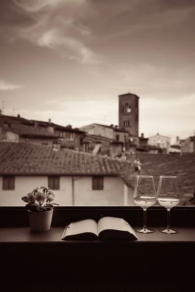 Fönstervy Med Blomkruka Bok Vin Och Historiska Byggnader Bakgrund Lucca — Stockfoto