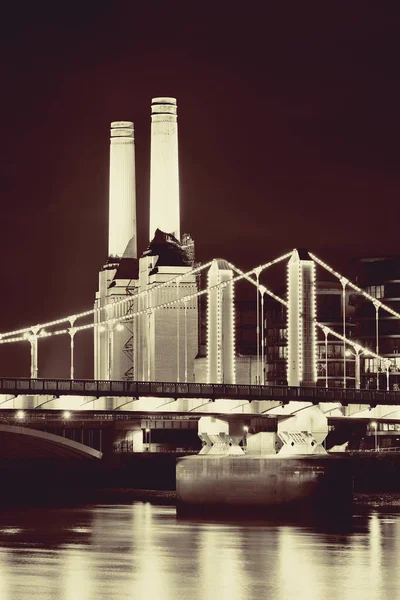 巴特西发电站作为著名的伦敦地标在夜间泰晤士河 — 图库照片