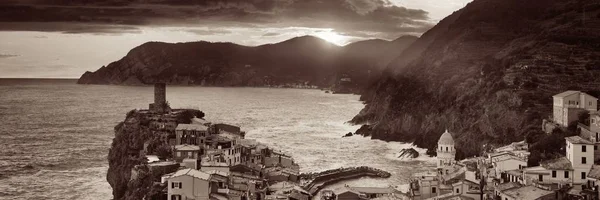 Vernazza Cinque Terre Talya Kayalıklar Üzerinde Binalar Var — Stok fotoğraf