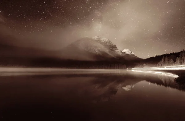 Muntele Ceață Timp Noapte Peste Lac Stele Traseu Lumină Trafic — Fotografie, imagine de stoc