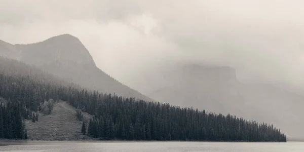 加拿大尤荷国家公园有雾的翡翠湖 — 图库照片