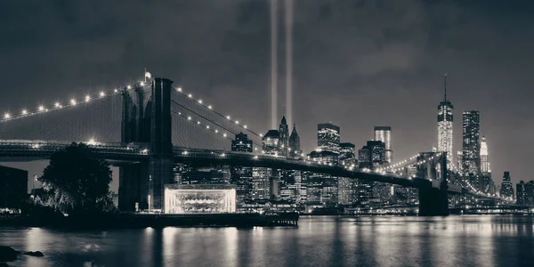 纽约市布鲁克林大桥和9月11日晚上的悼念 — 图库照片