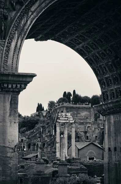 Archway Rome Forum Met Ruïnes Van Historische Gebouwen Italië — Stockfoto