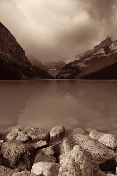 Lago Louise Parque Nacional Banff Com Montanhas Floresta Canadá — Fotografia de Stock