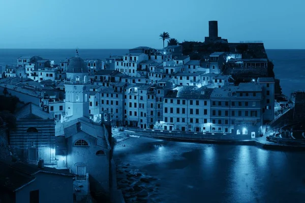 Vernazza Notte Con Edifici Rocce Sopra Mare Alle Cinque Terre — Foto Stock