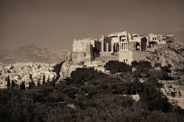 Ιστορικά Ερείπια Της Ακρόπολης Στην Κορυφή Του Βουνού Στην Αθήνα — Φωτογραφία Αρχείου