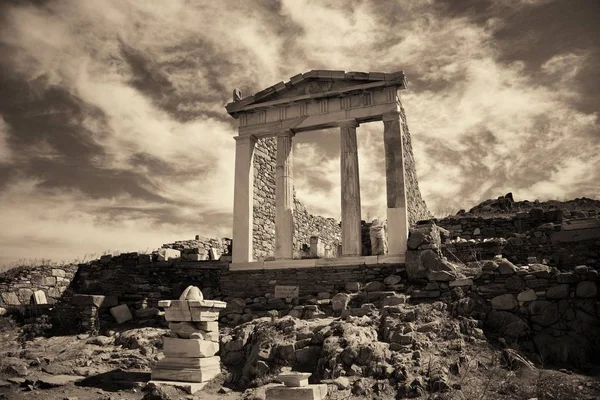 ギリシャのミコノス近くのデロス島の歴史遺跡の寺院 — ストック写真