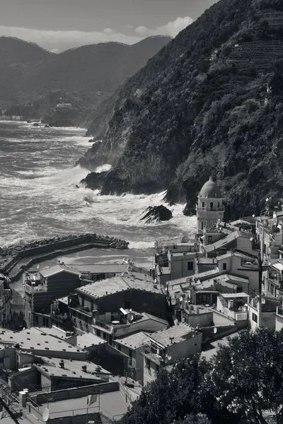 意大利Cinque Terre的Vernazza在海上岩石上建造的建筑物 — 图库照片