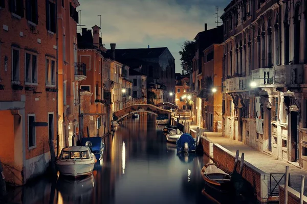 Vista Del Canal Venecia Por Noche Con Edificios Históricos Italia — Foto de Stock