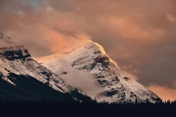 Montagna Innevata Nebbia Tramonto Nel Parco Nazionale Yoho Canada — Foto Stock