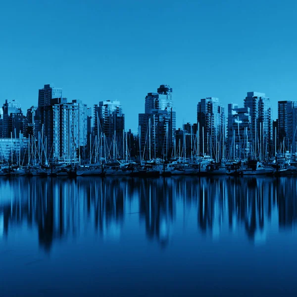 Architektur Der Innenstadt Von Vancouver Und Boot Mit Wasserspiegelungen Bei — Stockfoto